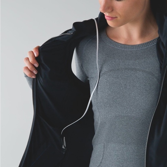 Lululemon on Go the Distance Runners Vest w/ zip-out hood, lightweight, black 8 - Picture 7 of 15